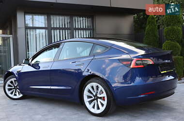 Седан Tesla Model 3 2022 в 