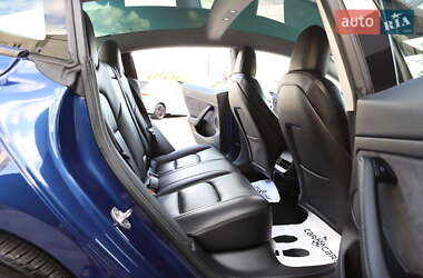 Седан Tesla Model 3 2022 в 
