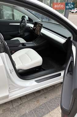 Седан Tesla Model 3 2021 в 