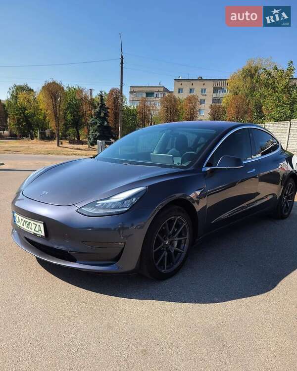 Седан Tesla Model 3 2017 в Смілі