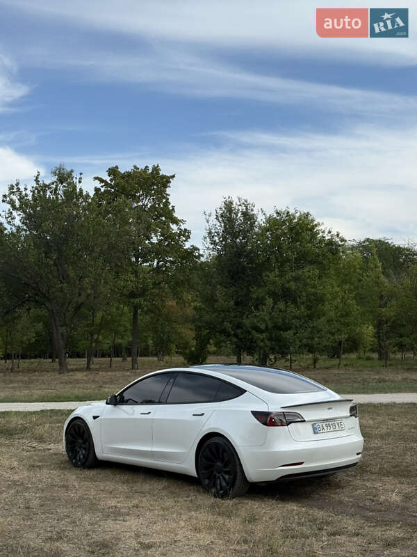 Седан Tesla Model 3 2022 в Кропивницком