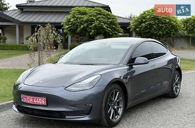 Седан Tesla Model 3 2022 в 