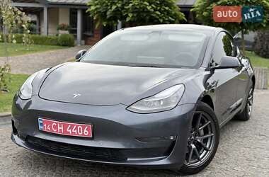 Седан Tesla Model 3 2022 в 