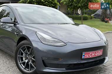 Седан Tesla Model 3 2022 в 