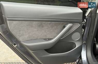 Седан Tesla Model 3 2022 в 