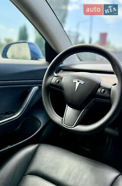 Седан Tesla Model 3 2020 в 