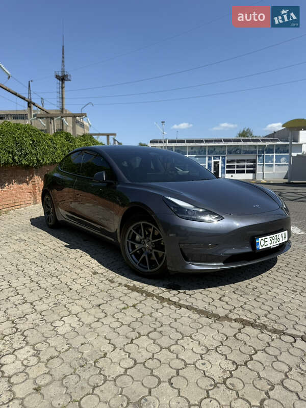 Седан Tesla Model 3 2023 в Чернівцях
