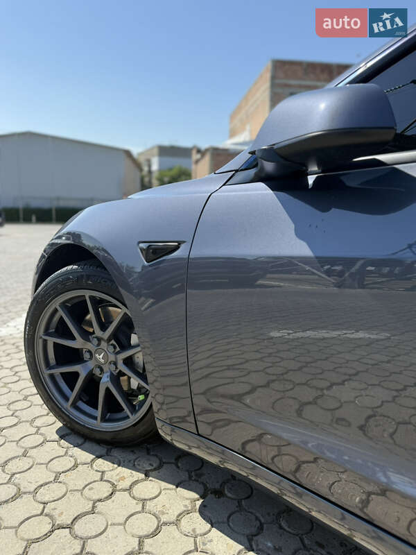 Седан Tesla Model 3 2023 в Чернівцях