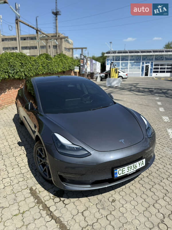Седан Tesla Model 3 2023 в Чернівцях