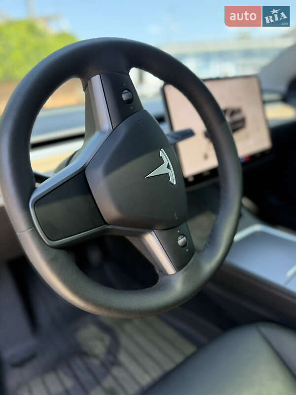 Седан Tesla Model 3 2023 в Чернівцях