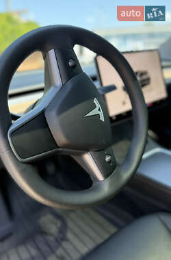 Седан Tesla Model 3 2023 в 