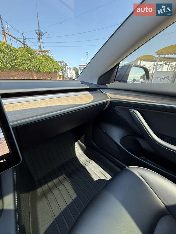 Седан Tesla Model 3 2023 в Чернівцях