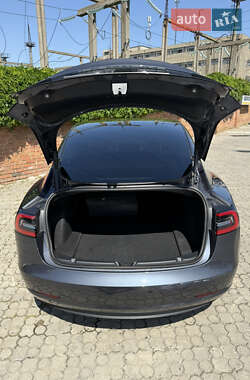 Седан Tesla Model 3 2023 в 