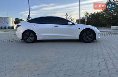 Седан Tesla Model 3 2022 в 