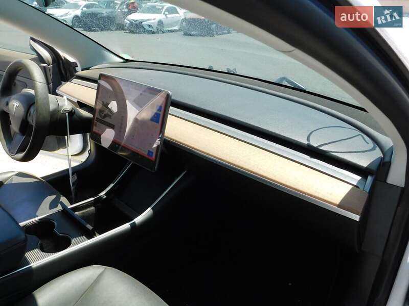 Седан Tesla Model 3 2020 в 
