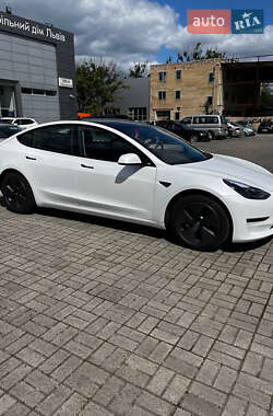 Седан Tesla Model 3 2022 в 