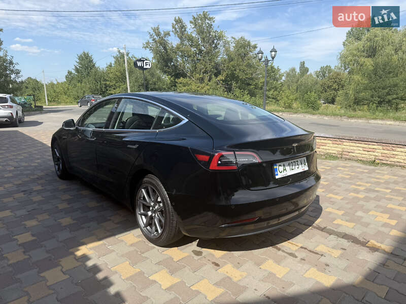 Седан Tesla Model 3 2018 в Умані
