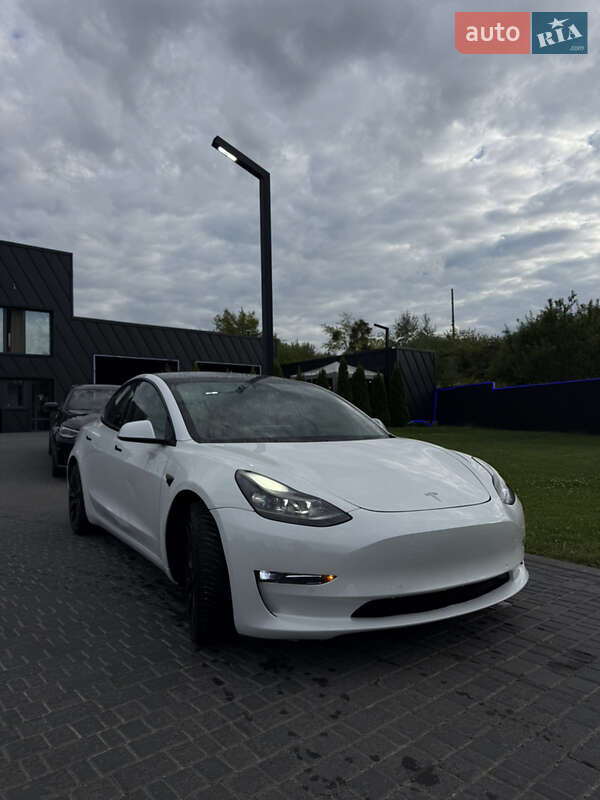 Седан Tesla Model 3 2021 в Києві