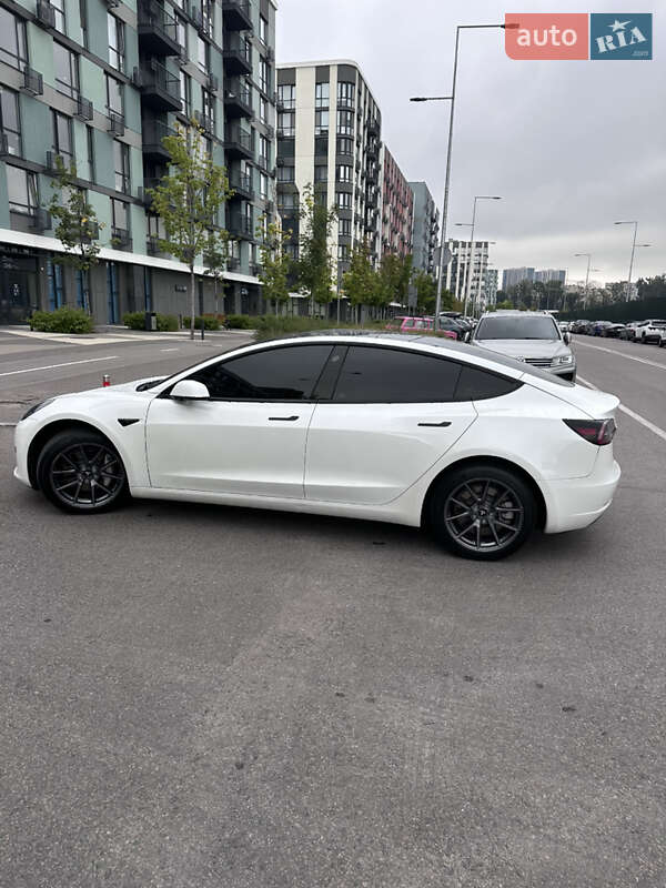 Седан Tesla Model 3 2022 в Киеве