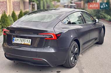 Седан Tesla Model 3 2024 в 