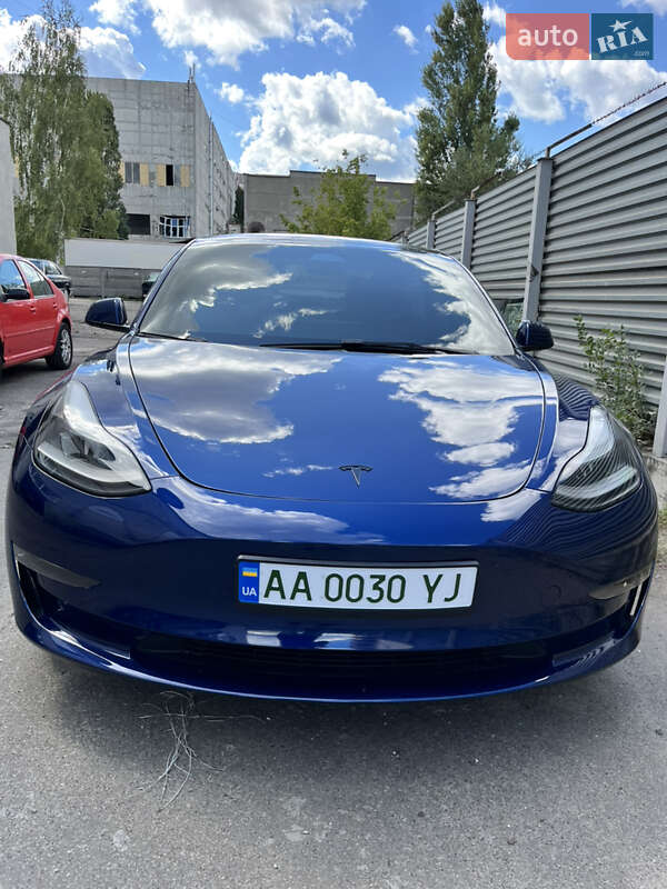 Седан Tesla Model 3 2022 в 