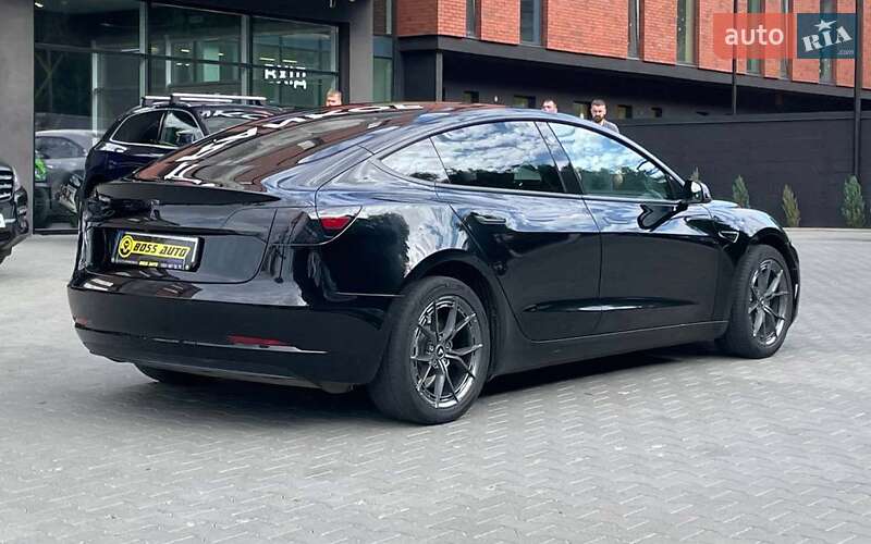 Седан Tesla Model 3 2018 в Чернівцях