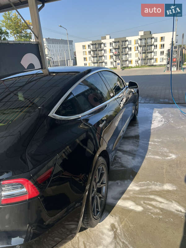 Седан Tesla Model 3 2019 в Львові