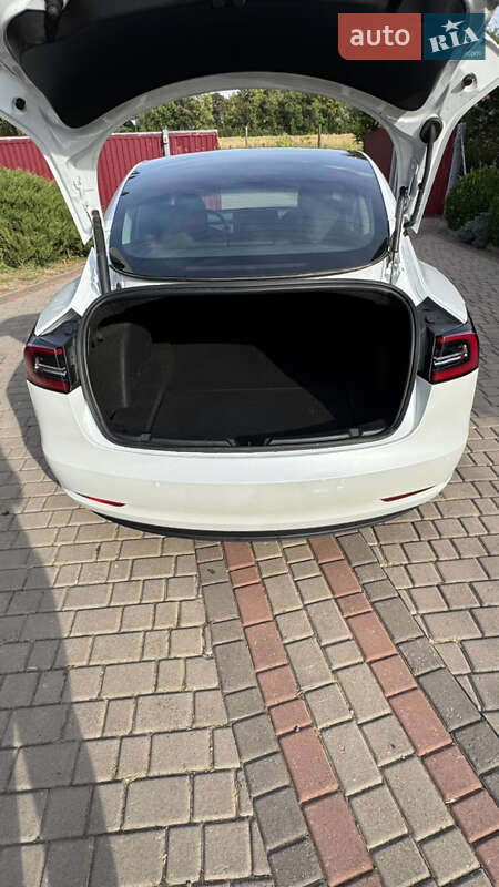 Седан Tesla Model 3 2021 в Шептицькому