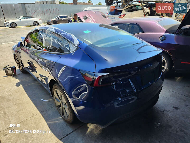 Седан Tesla Model 3 2024 в 