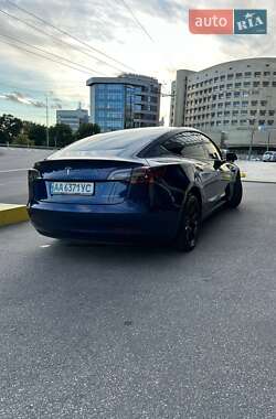 Седан Tesla Model 3 2022 в 