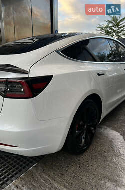 Седан Tesla Model 3 2020 в 