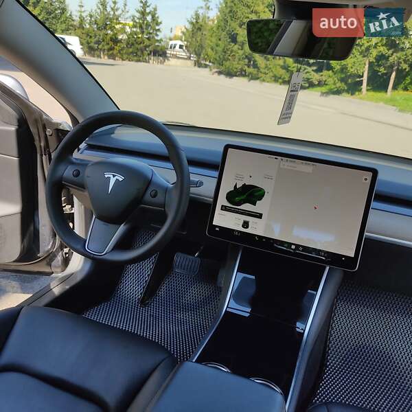Седан Tesla Model 3 2019 в Тернополі