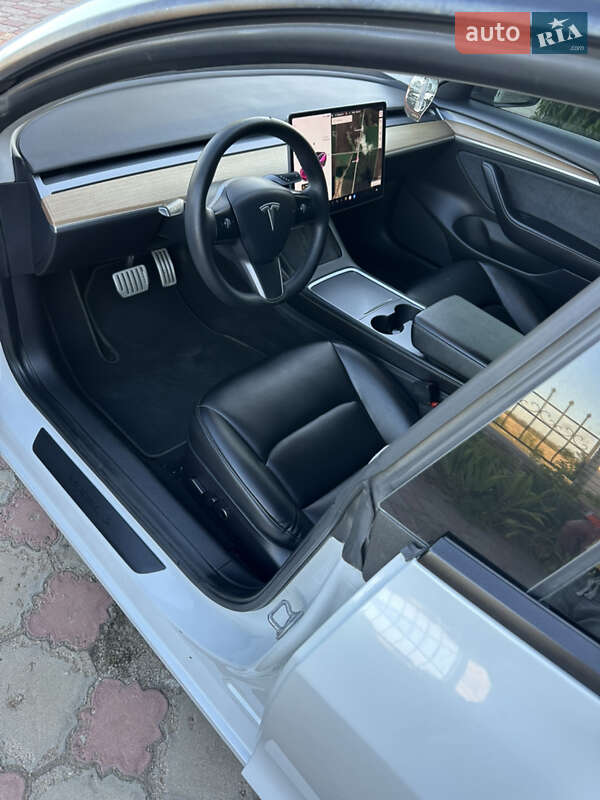 Седан Tesla Model 3 2021 в Южноукраїнську