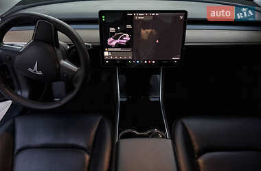 Седан Tesla Model 3 2020 в 