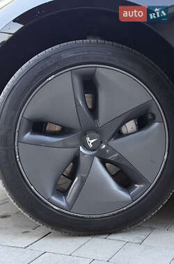 Седан Tesla Model 3 2020 в 