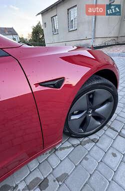 Седан Tesla Model 3 2022 в 