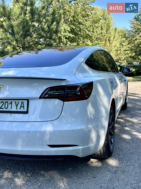 Седан Tesla Model 3 2018 в Валках