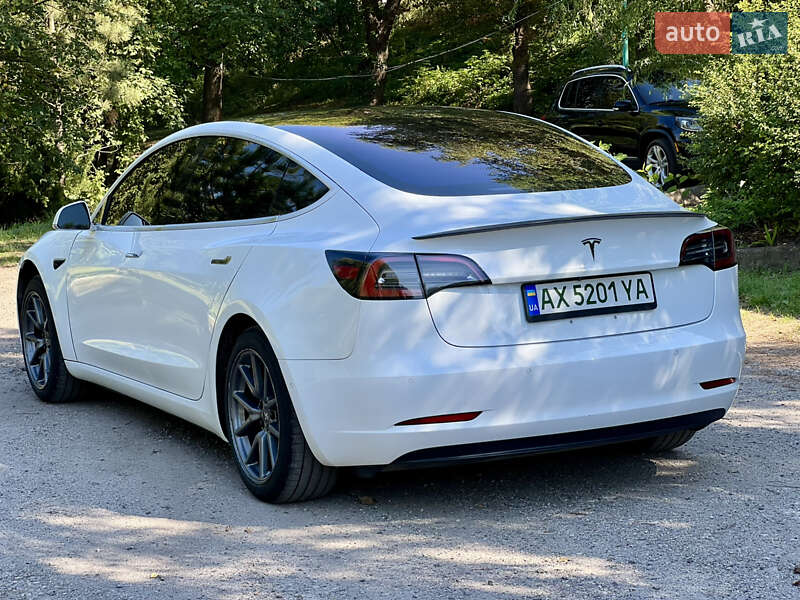 Седан Tesla Model 3 2018 в Валках