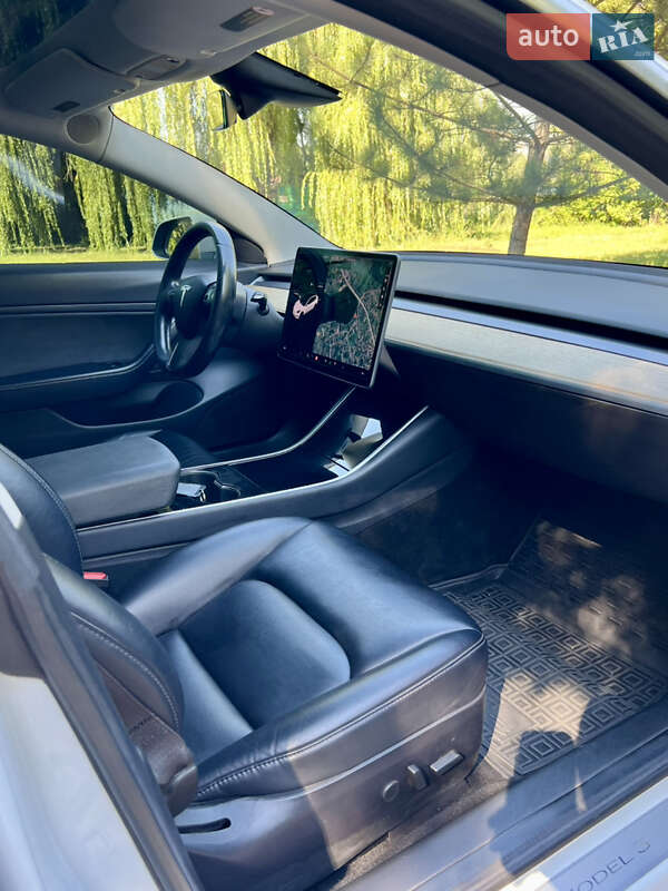 Седан Tesla Model 3 2018 в Валках