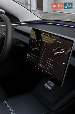 Седан Tesla Model 3 2024 в 