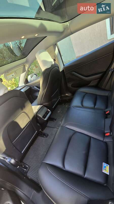Седан Tesla Model 3 2020 в Стрию