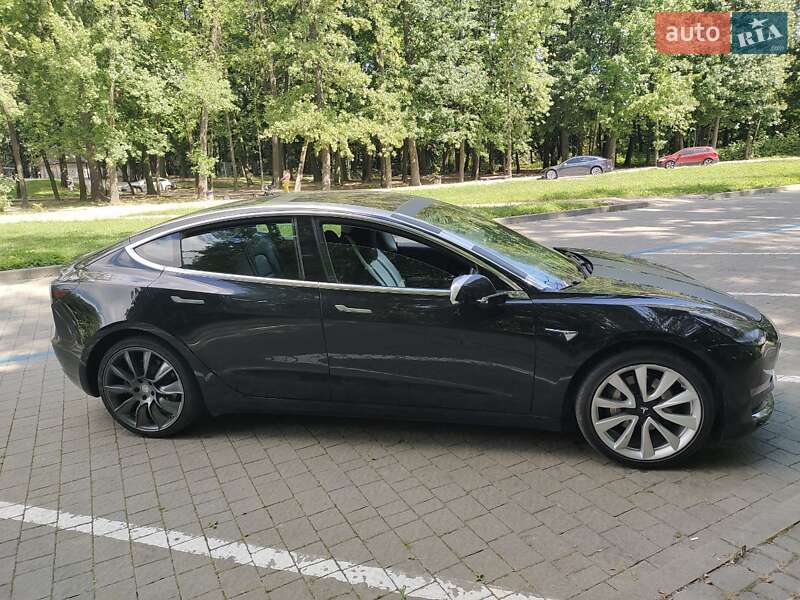 Седан Tesla Model 3 2018 в Львове