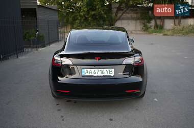 Седан Tesla Model 3 2020 в 