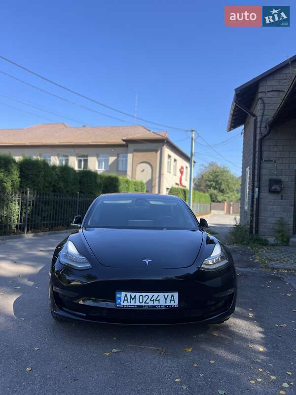 Седан Tesla Model 3 2018 в Звягелі