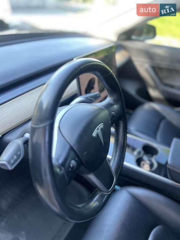 Седан Tesla Model 3 2018 в Звягелі