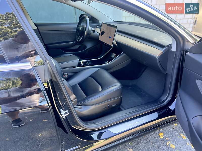 Седан Tesla Model 3 2018 в Звягелі