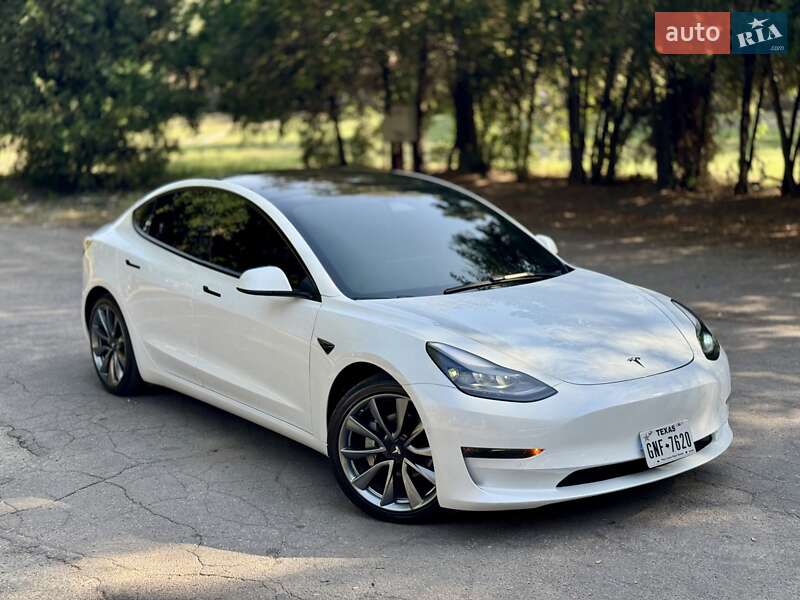 Седан Tesla Model 3 2022 в 
