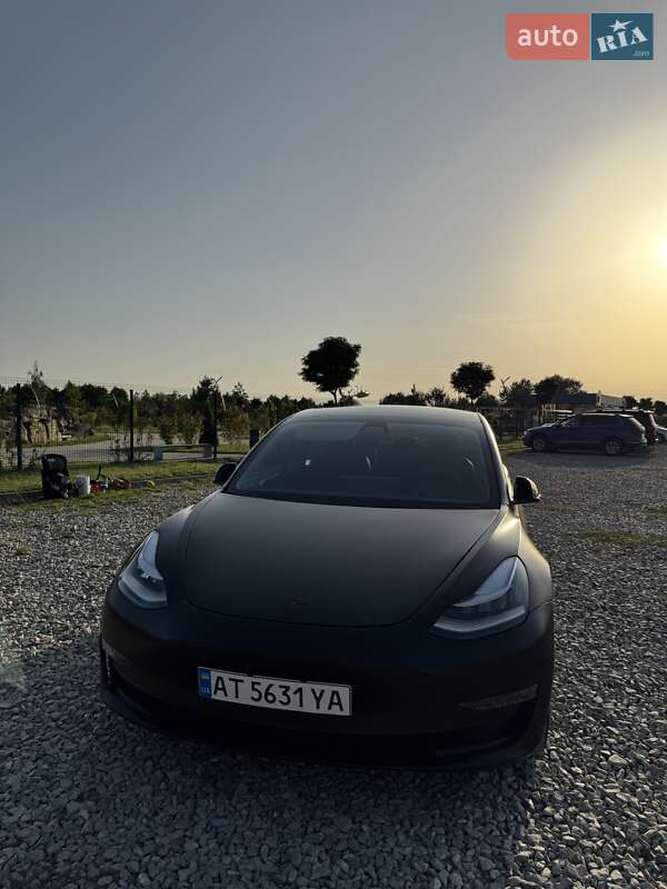 Седан Tesla Model 3 2020 в Івано-Франківську