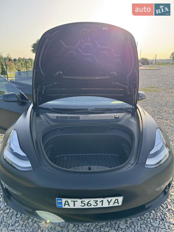 Седан Tesla Model 3 2020 в Івано-Франківську