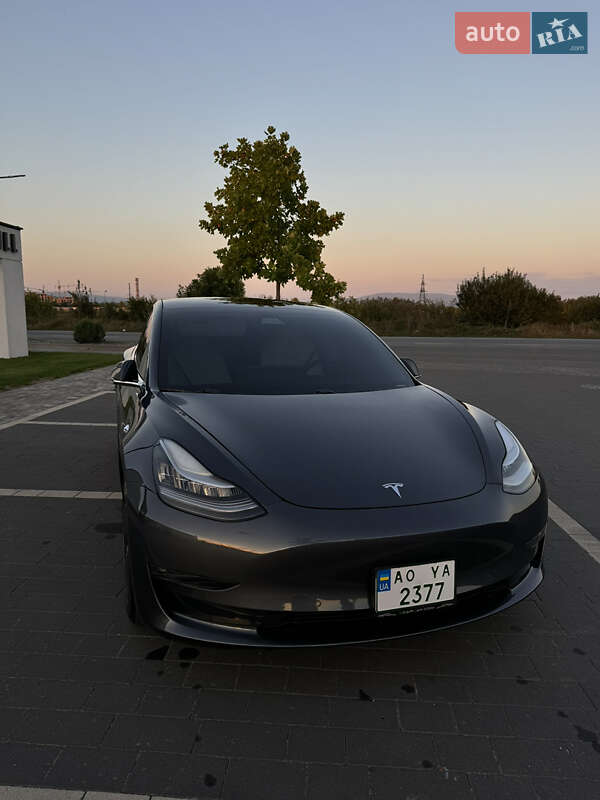 Седан Tesla Model 3 2020 в Мукачевому